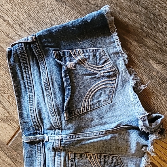 7 Hollister Short-Shorts EUC with Bright Color Details - Picture 6 of 7